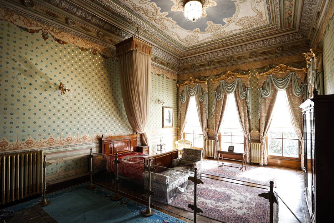 Atatürk'ün hayata gözlerini yumduğu Dolmabahçe Sarayı'ndaki odası ziyaretçilerini bekliyor 5